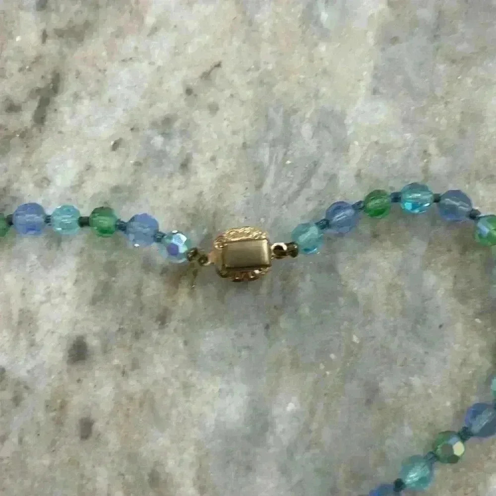 Vintage beaded necklace Blue & Green with a beautiful jeweled closure. - Picture 4 of 6